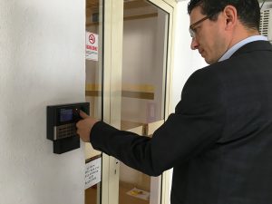 Parmak izli kapı geçiş kontrol sistemi